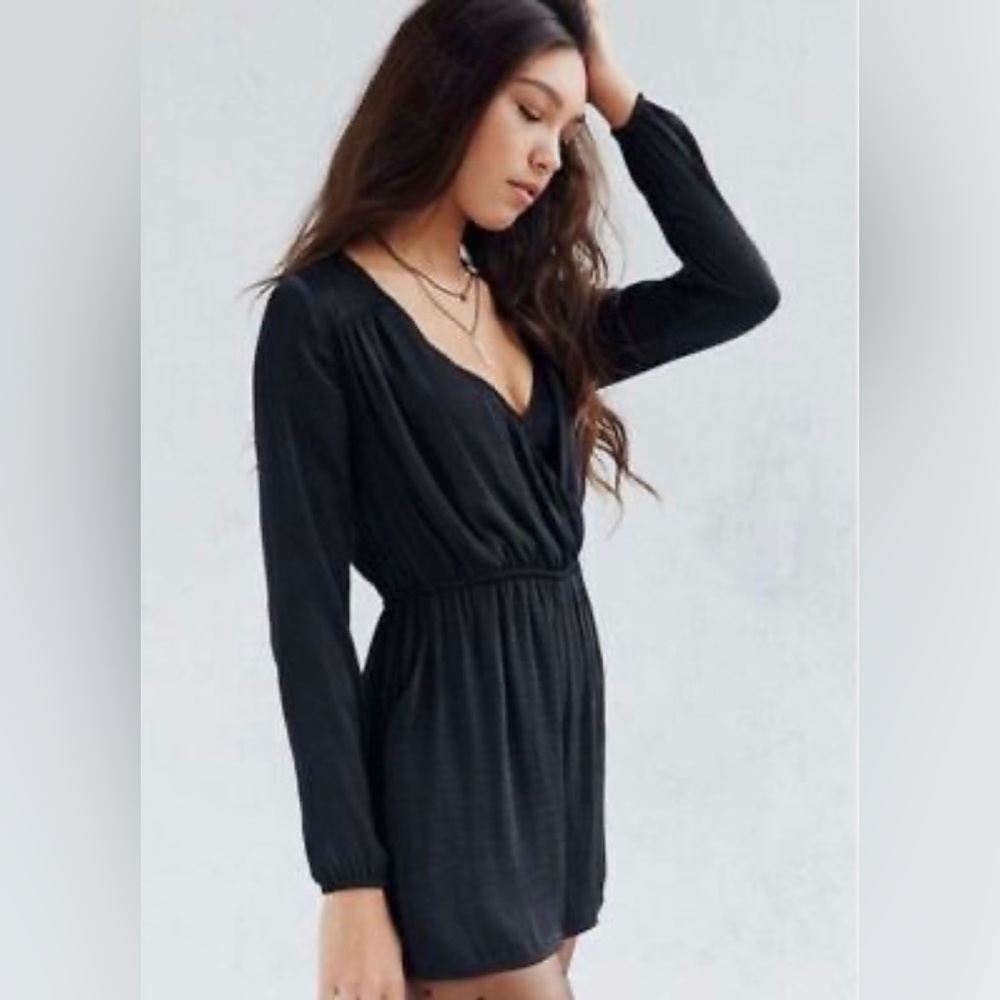 URBAN OUTFITTERS— ALICE + UO— LONG SLEEVE ROMPER